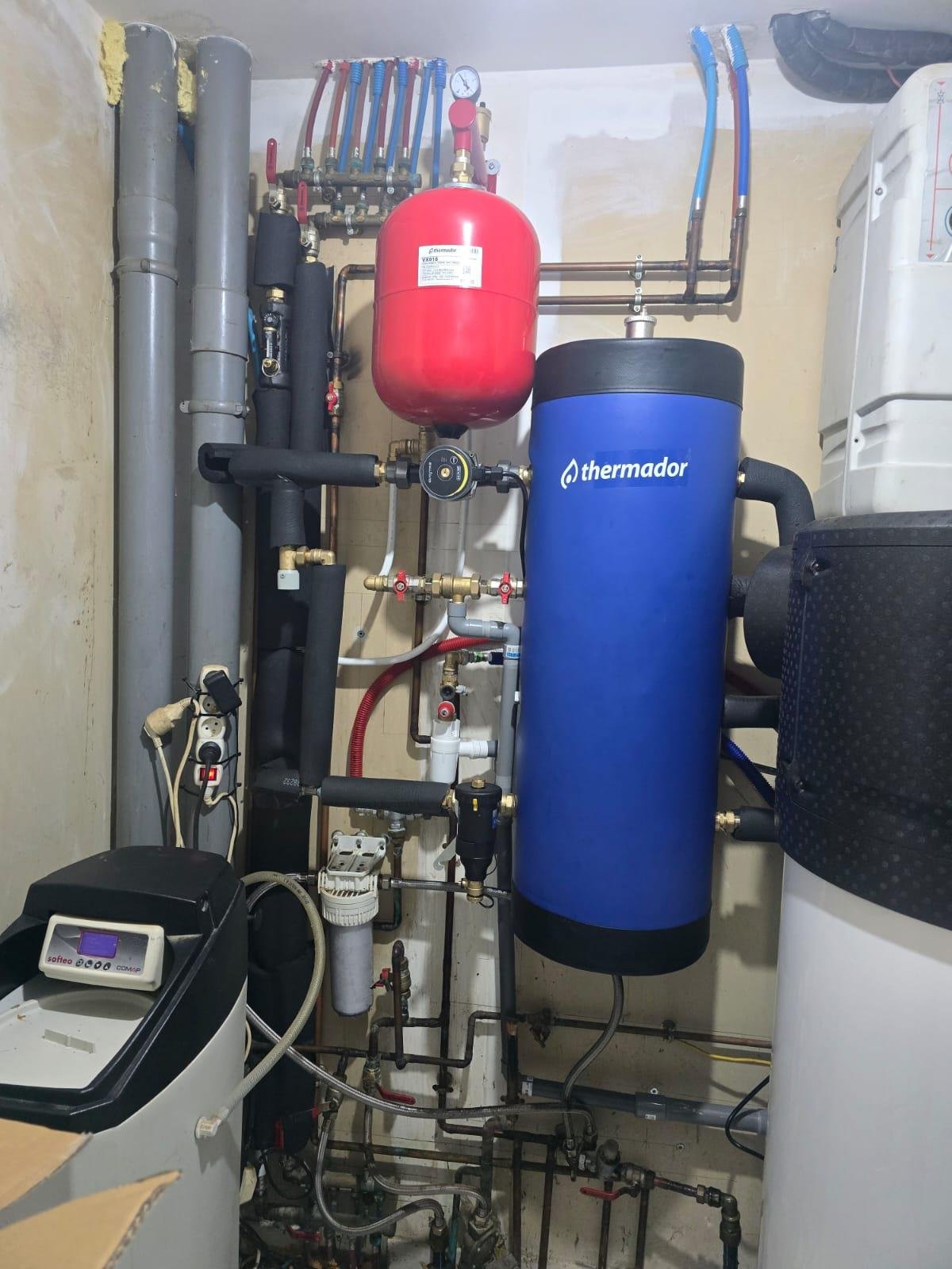 Chaufferie avec ballon thermodynamique Thermador et vase d'expansion