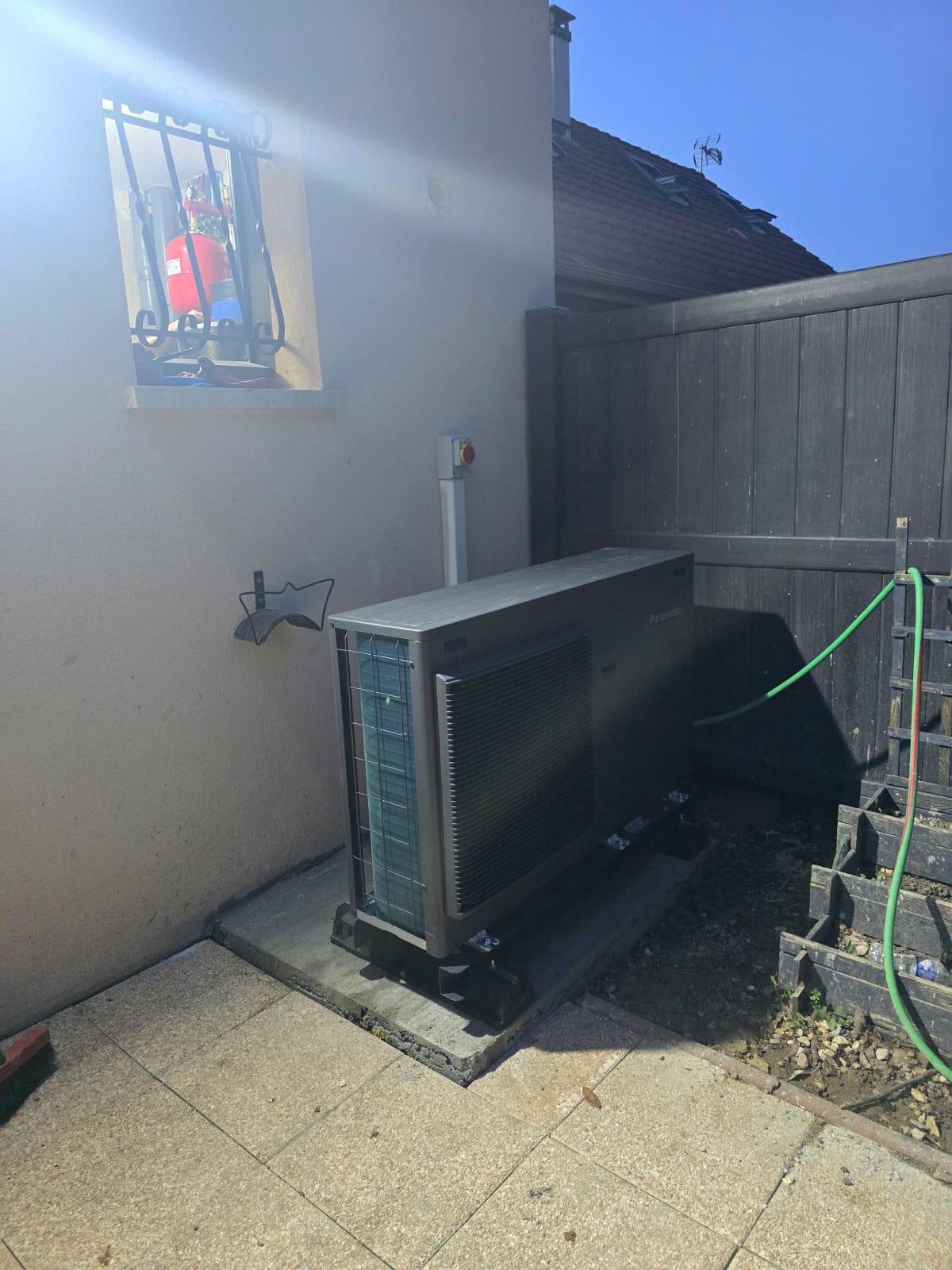 Unité extérieure de pompe à chaleur Panasonic installée sur terrasse